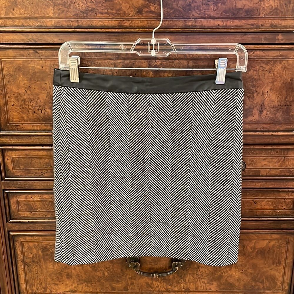 Banana Republic woman’s wool black and white skirt - Picture 1 of 13
